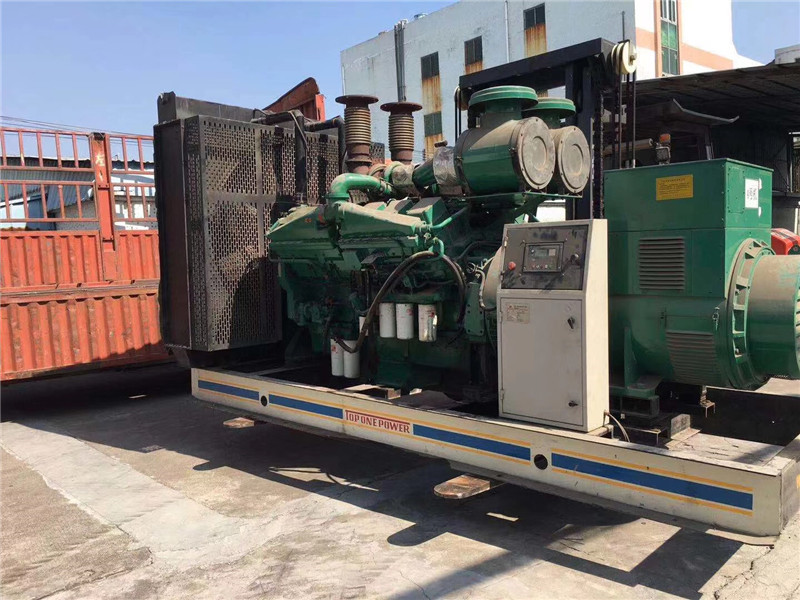 巴马如何判断柴油发电机组的机油温度是否达到了合适的预热温度?